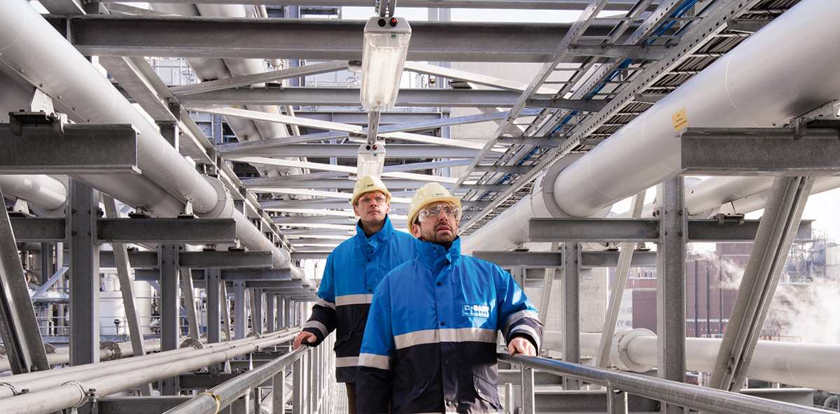 Two BASF employees inspect the multi-product facility for special amines in Ludwigshafen. BASF customers use these versatile amines to manufacture products for the construction, automotive, crop protection and pharmaceutical industries.