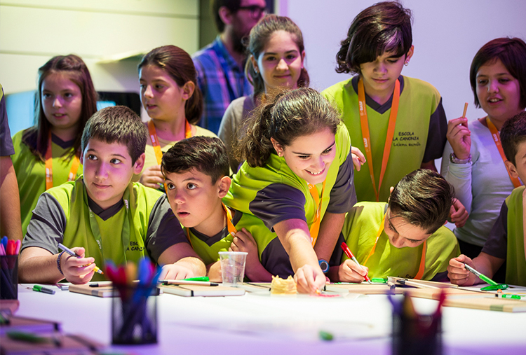 Kids could join in the Creator Space tour in Barcelona, too: They painted colorful plates at their own Co-Creation activities. (photo)