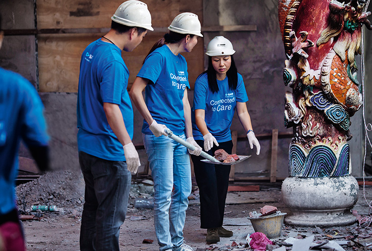 A team of BASF employees volunteered to clean up the temple and remove the rubble from the fire. The initiative was run in collaboration with Erasmus Mundus Students and Alumni Association (EMA). (photo)