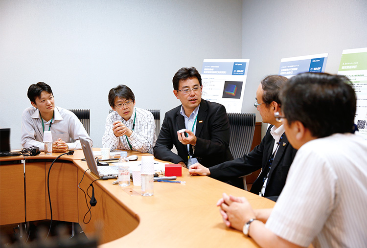 Around 50 employees of Panasonic Automotive & Industrial Systems Company and BASF discussed a range of current energy topics, such as high-performance electronics, sensors, and energy harvesting, at a Co-Creation workshop in Japan. (photo)