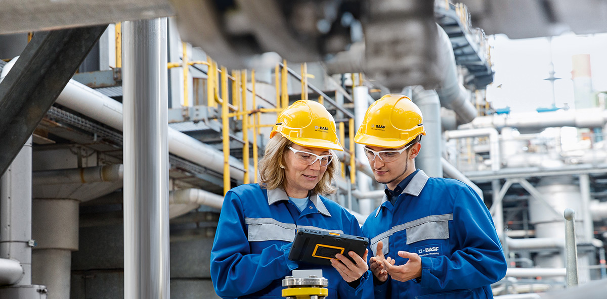 We drive digital transformation under the banner “BASF 4.0”: In plants at the Ludwigshafen site, employees can access information at any time using special tablets and QR codes. (Photo)