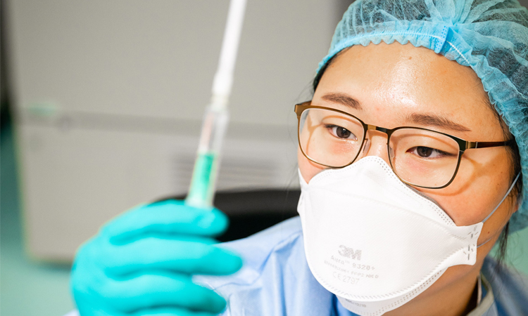 Dr. Sung Min Pyo looking at a syringe (photo)